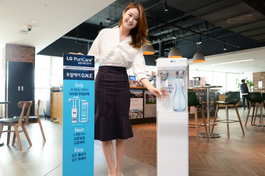 LG전자가 오는 23일부터 1년 직수관 교체 서비스와 함께 더 슬림한 디자인을 적용한 '퓨리케어 슬림스탠드정수기'를 출시한다고 21일 밝혔다. 모델이 제품을 소개하고 있다. <LG전자 제공>